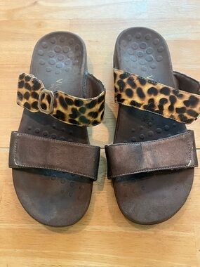 Vionic Camilla leopard print slides size 8
